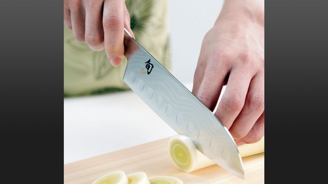 Kai Shun Santoku mit Kullenschliff